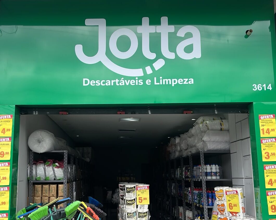 Fachada da loja Jotta Descartáveis e Limpeza em Sapopemba, com a entrada e as prateleiras abastecidas